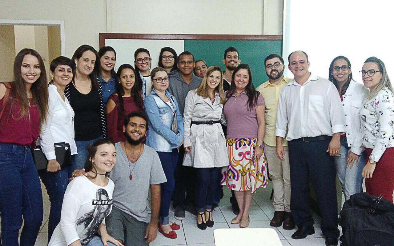 Todos os farmacêuticos e alunos de Farmácia reunidos com os palestrantes no fim do Seminário.